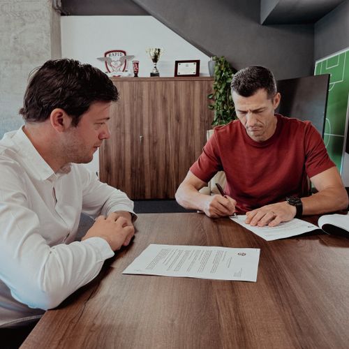 Constantin Gâlcă, oficial la Rapid. FOTO Facebook FC Rapid  (4).jpg