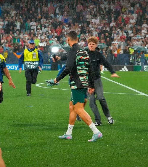 Ronaldo, atacat de un fan  VIDEO.   Breșă de securitate  la Munchen! Ce a pățit superstarul înainte de meciul cu Germania