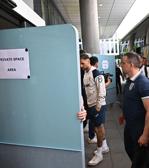 Moment bizar   Angajații hotelului în care stă naționala României au încercat   să blocheze   accesul presei și fanilor, ridicând mese în jurul intrării