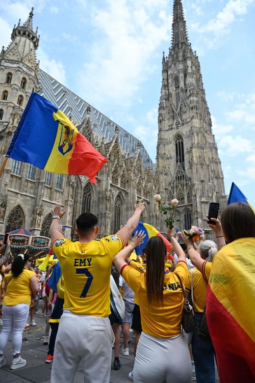 Peste 15.000 de români diseară!   Imagini senzaționale din centrul Vienei, cucerit de fanii tricolorilor:   „Luptăm românește, visăm la Mondial”