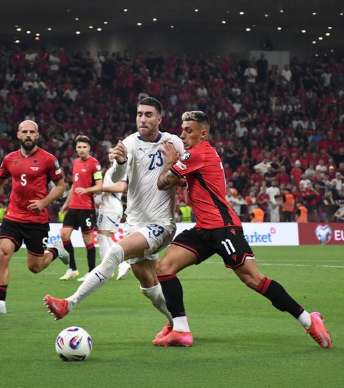 Sârbii, sub asediu  Fanii albanezi i-au insultat, stropit cu bere și   lovit cu brichete  pe jucătorii rivali