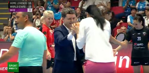 Nicușor Dan a intrat pe teren la meciul de retragere al Cristinei Neagu (Captură video Pro TV)
