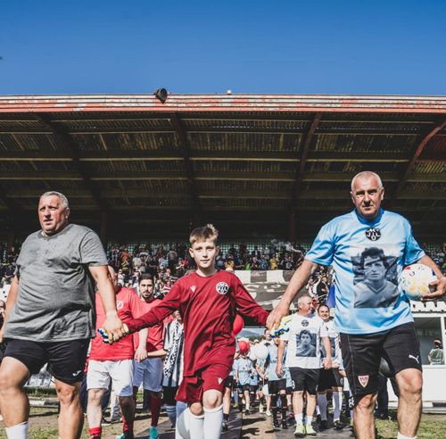 Memorialul Gigi Mulțescu  Eveniment emoționant la Petroșani »   Meci de old boys Jiul - Dinamo : „Toți au evoluat cu #8 pe spate”