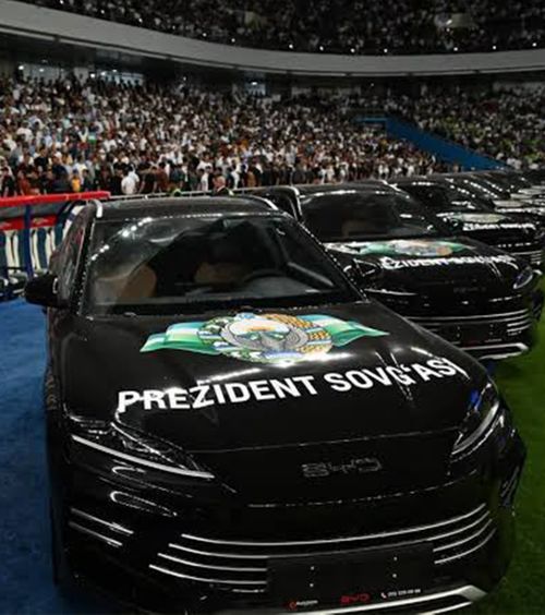  Primă de 50.000€     Imagini inedite:  Jucătorii naționalei calificate în premieră la CM au primit mașinile chiar pe teren!