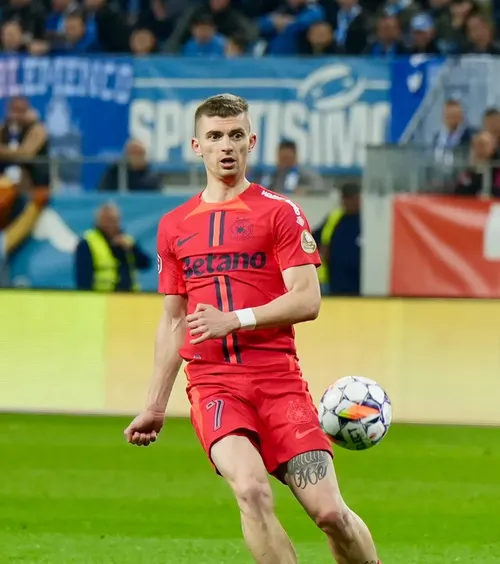 Tănase vrea să doboare giganți  Pe ce adversari a pus ochii starul lui FCSB în   Champions League : „E clar alt nivel” » Cea mai mare temere a jucătorului