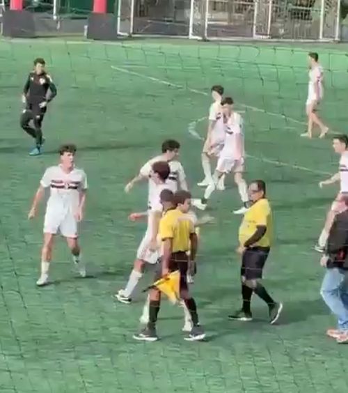 Scene șocante în Brazilia    VIDEO.  Un arbitru   a lovit un jucător  într-o competiție U17 » A intervenit Poliția militară!