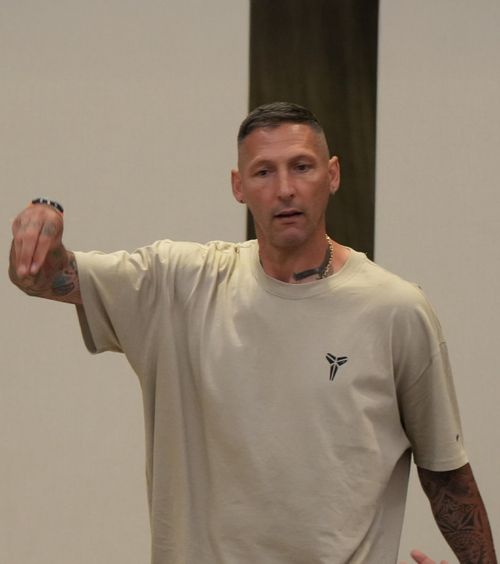 „Ce s-a întâmplat cu Zidane?”  Presat să dezvăluie   cum l-a enervat pe francez  la finala CM 2006, Materazzi a dat un răspuns suburban: „Eu vin din stradă, e normal!”