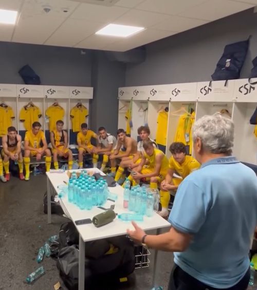 „Când vorbește, stai jos și asculți”    Mircea Lucescu , discurs în vestiarul naționalei U19 după calificarea în semifinale: „Nu uitați asta”