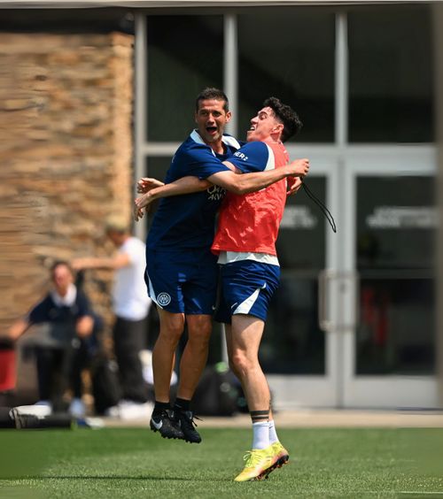 „E un nou Inter”   Jucătorii vicecampioanei Italiei, impresionați de calitățile lui   Cristi Chivu : „Lucrează mult la psihicul nostru”