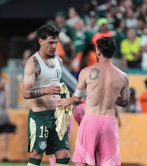 Messi, încolțit după meci    FOTO.  Jucătorii lui Palmeiras au vrut să-l lase   în picioarele goale  pe starul lui Inter Miami