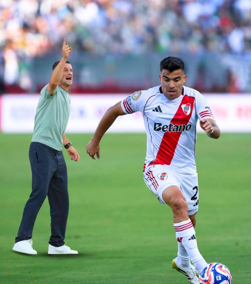 Inter, în optimi cu scandal    VIDEO.  Chivu, victorie mare cu River Plate » Românul   a sprintat 50 de metri  pentru a interveni cu forța într-un conflict!