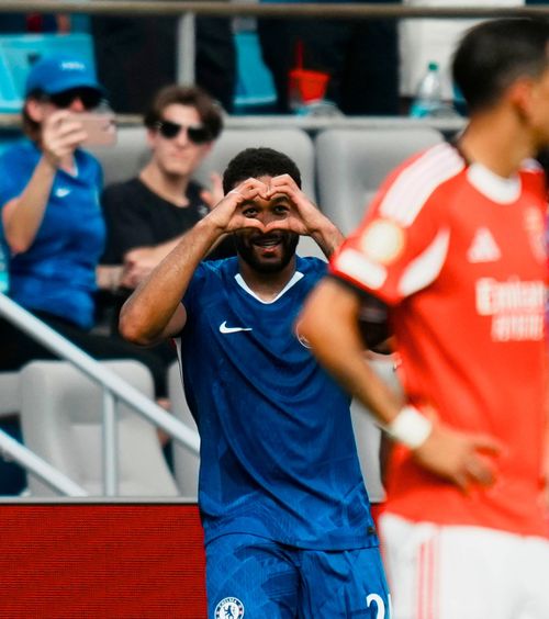 „Ăsta nu e fotbal!”    VIDEO.  Chelsea, în sferturi la Mondialul Cluburilor   după un meci de 5 ore!  » Furtuna o putea costa calificarea: „Nu e normal”