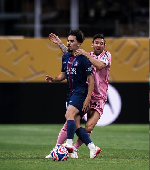 Messi, gest de neînțeles   Argentinianul a încercat   să îl lovească  cu pumnul pe Vitinha, în timpul meciului de la Mondialul Cluburilor 