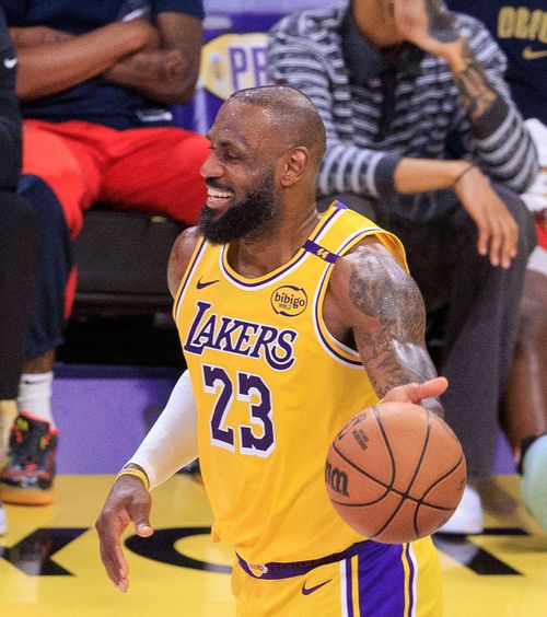 LeBron James, de neoprit  Starul lui Lakers și-a activat opțiunea pentru   prelungirea contractului  » Ce record poate doborî