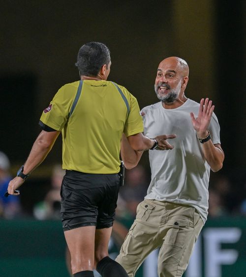 Guardiola, un car de nervi    FOTO.  Antrenorul lui City a sprintat spre arbitru în meciul cu Al-Hilal:   „Ne iei la mișto?”  » Ce i-a reproșat