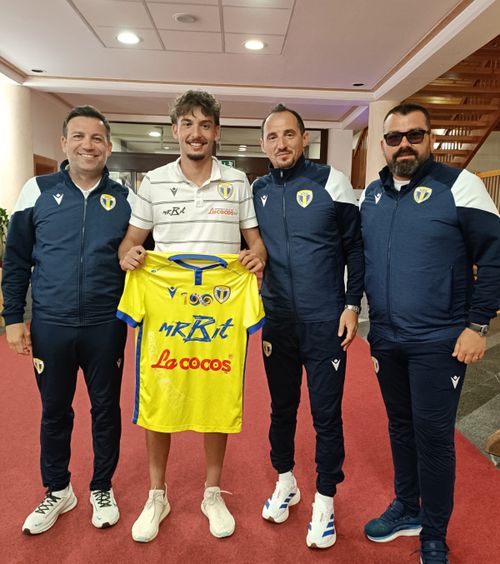 Jucător crescut de Benfica, la Petrolul  Ploieștenii l-au transferat pe   Miguel Constantinescu . Unde a mai jucat tânărul mijlocaș