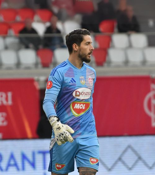 „Vrea să mă distrugă”     Roland Niczuly,  răspuns furibund prin intermediul GOLAZO.ro, în scandalul cu Laszlo Dioszegi: „Circ, aberații! E un mincinos!”