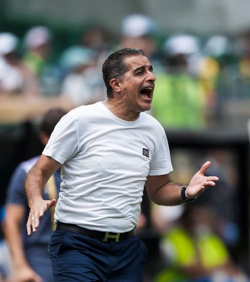 Dat afară!   Antrenorul concediat după eșecul de la   Mondialul Cluburilor.   Acum 10 zile era lăudat de patron