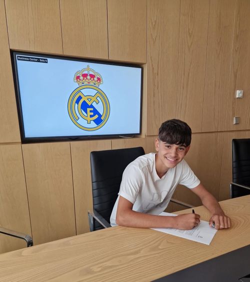 Transfer la Real Madrid  Un jucător de 16 ani   de origine română  a ajuns la juniorii „blanco”. Ce scriu spaniolii despre el