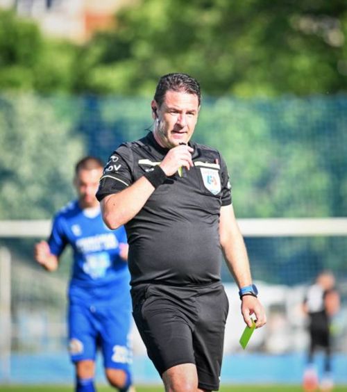 Kilograme în plus, teste picate  Andrei Antonie   a șocat cum s-a prezentat  la un baraj de Liga 3, după care a și picat azi probele fizice, alături de alți doi arbitri