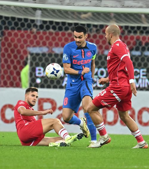 „Nu atingea de 20 de ori mingea!”    Dennis Politic , luat la rost de Basarab Panduru: „Las-o naibii! Cum nu alergi mult fără minge?!”