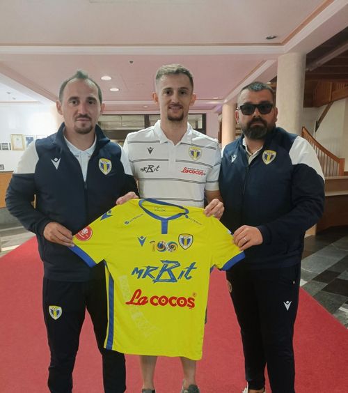 Fundaș nou la Petrolul  Ploieștenii au transferat un fotbalist trecut pe la   Lazio  » Poli Iași, achiziții pentru Liga 2
