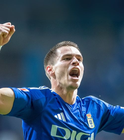 Paraschiv, blocat la Oviedo  Atacantul este dorit de alte cluburi din Spania, dar   nu e lăsat să plece