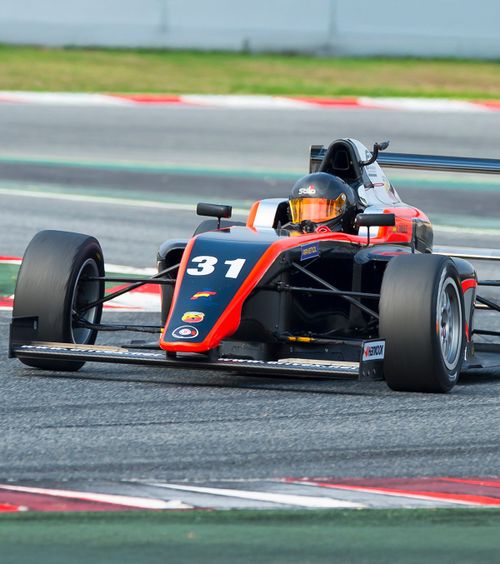 Arestat pentru crimă  Un fost pilot de Formula 3, reținut pentru că   și-ar fi ucis tatăl