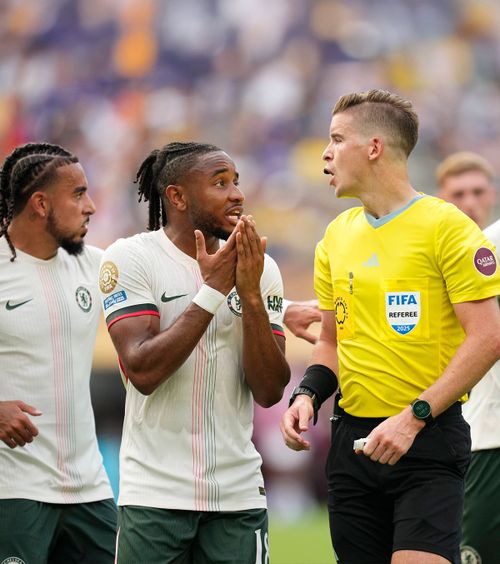 Arbitrii nu știu ce să fluiere  Analiză GOLAZO.ro.   Controversa hențului  a lovit și în semifinala Club World Cup » Penalty anulat de VAR. Alte exemple