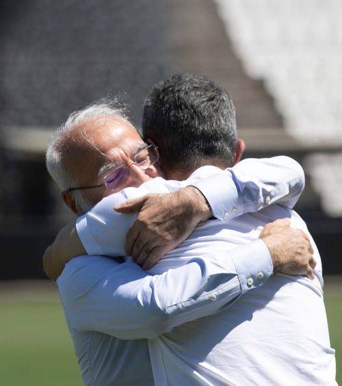 Apariție inedită    VIDEO     Controversatul patron al lui PAOK  s-a întors după 5 ani pe stadionul Toumba, cu elicopterul. Imaginea surprinsă cu el și Răzvan Lucescu
