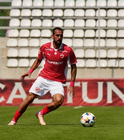 Sunat imediat de Charalambous  Noul transfer al lui   Dinamo  a fost apelat de antrenorul lui FCSB: „Asta m-a întrebat”