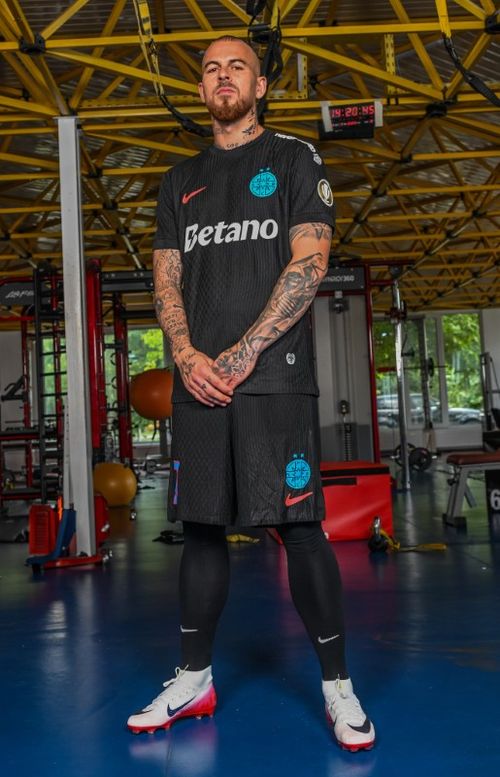 Prezentare oficială a noului echipament de la FCSB (14) (Custom).jpg