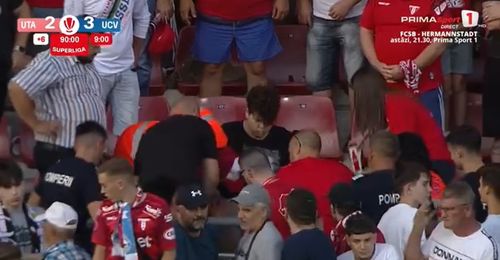 Urgență în tribune la UTA Arad - Universitatea Craiova (foto: captură Prima Sport 1)