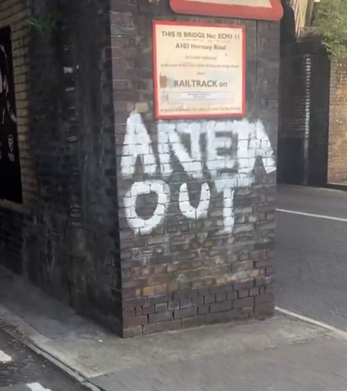 Scandal la Arsenal  Fanii îi cer demisia lui Arteta și au vandalizat zidurile stadionului » Antrenorul vrea încă un fotbalist de la   marea rivală!