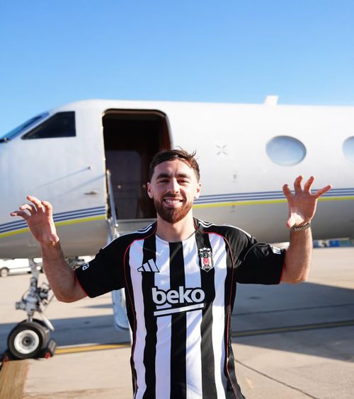 Primit ca un superstar   Jucătorul care a făcut scandal la Mondial, transferat în Turcia » Fanii   i-au pupat picioarele  președintelui