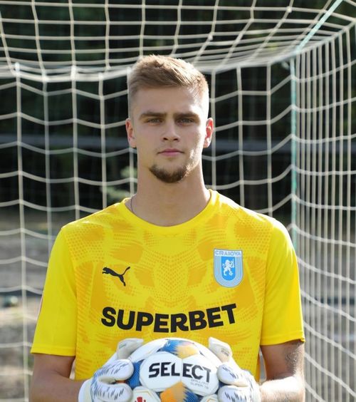 Pavlo Isenko a semnat    VIDEO:  Universitatea Craiova a prezentat oficial portarul anunțat de   GOLAZO.ro  în urmă cu câteva zile