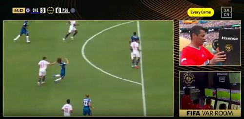 Marc Cucurella, tras de păr de Joao Neves (FOTO: captură DAZN)