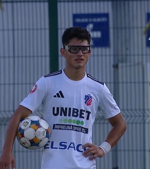 Edgar Davids din Liga 1   Fotbalistul care poartă    ochelari de vedere pe teren , în centrul atenției în meciul din prima etapă