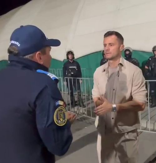 Au sărit scântei la Ciuc    VIDEO  Fanii lui Dinamo,   scandal  cu Jandarmeria » Andrei Nicolescu a intervenit + Bannerul afișat în tribune