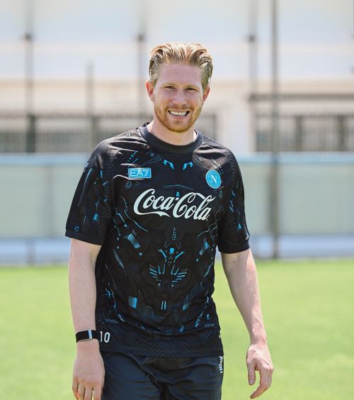 De Bruyne, pe urmele lui Maradona  Mijlocașul belgian a purtat legendarul   numărul 10  la primul antrenament pentru Napoli » Povestea din spatele tricoului