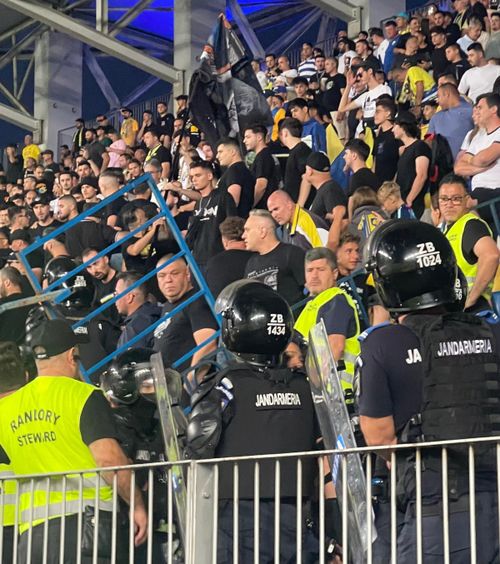 Ploieștiul respiră pasiune  Atmosferă cu de toate la   Petrolul - FCSB:  ironii, scenografii și un stadion aproape plin