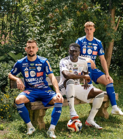 Gafă sau idee genială?    FOTO.  Și-au prezentat echipamentul cu   20 de sponsori!