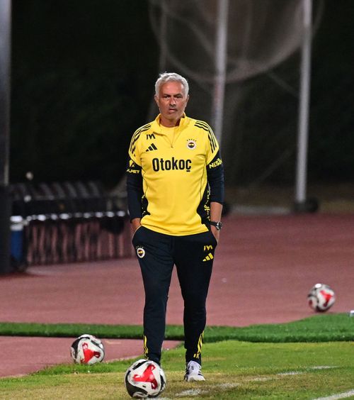 Mourinho e supărat!    Jucătorul lui Chivu,  motiv de ceartă între antrenorul portughez și conducerea lui Fenerbahce