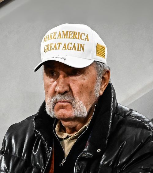 Țiriac, enervat de americani    Momentul care l-a făcut să iasă de pe teren:  „Pe pașaport românesc am trăit toată viața, cu ăsta mă duc peste tot”