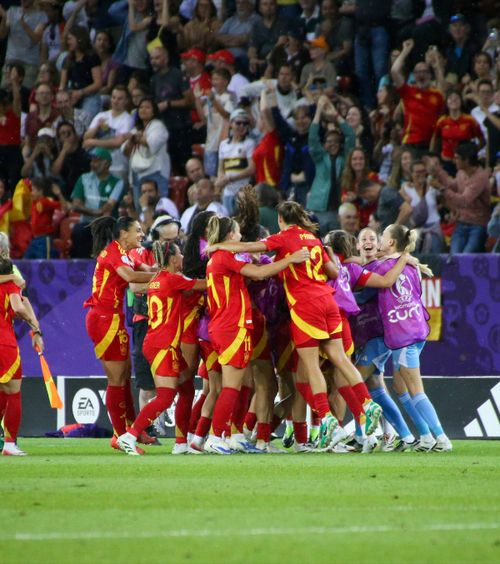 Enervați de sărbătoare  Nemții au luat foc când au văzut cum s-au bucurat jucătoarele spaniole, după calificarea în   finala WEURO 2025 : „Umilință”