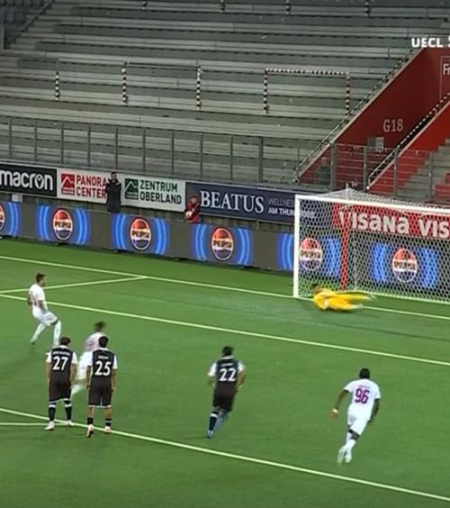 Șansă imensă irosită    FOTO:  CFR Cluj,   penalty ratat  în minutul 11 cu Lugano!   Louis Munteanu  era pe teren, dar nu el a executat!