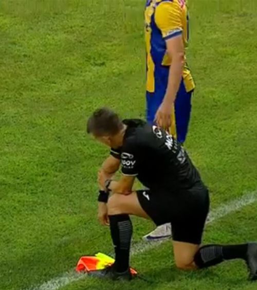 Scene rar întâlnite    FOTO.    Accidentare bizară  în Liga 1 » Ambulanța a intrat pe teren, tușierul n-a mai putut continua meciul!