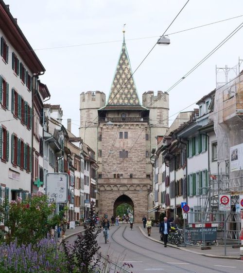 Orașul celor 3 țări  Duminică, de la 19:00,   Anglia - Spania, finala EURO 2025  » Ceasuri, ciocolată și „fantoma” Roger Federer