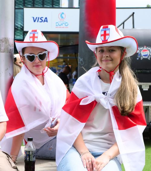 Sărbătoarea fetelor  Basel e plin de culoare la Anglia - Spania, finala UEFA Women’s Euro.   Prietenie la fotbal