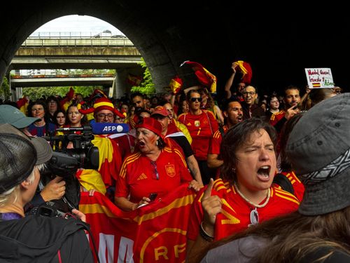Fanii Angliei și Spaniei, înainte de meciul de la WEURO. Foto: GOLAZO.ro